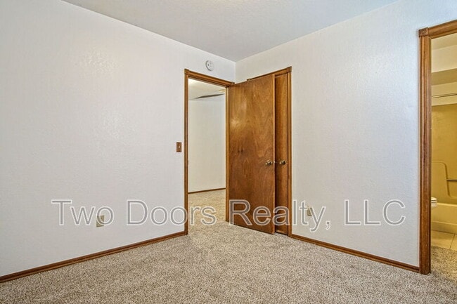 Building Photo - 8910 Oak Valley Dr