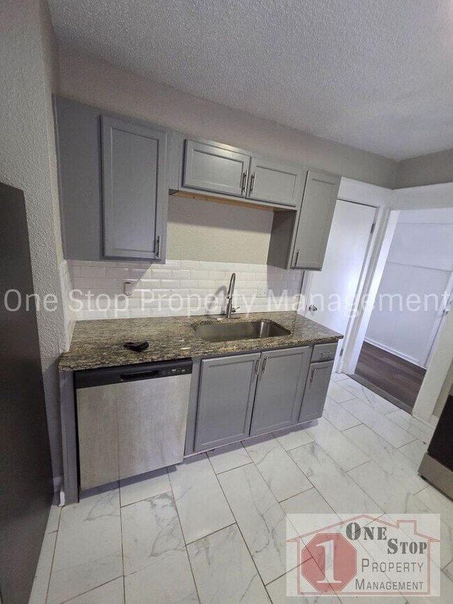 Building Photo - Beautiful 4 Bedroom 2 Bathroom in Kansas City!