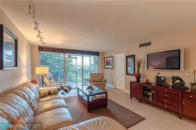 Building Photo - 3850 Oaks Clubhouse Dr