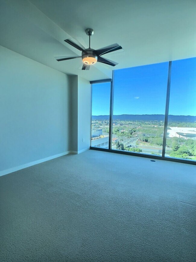 Building Photo - 20th Floor Spacious 3 Bedroom Condo with Den