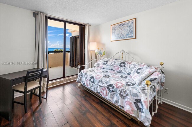 Building Photo - 2555 Collins Ave