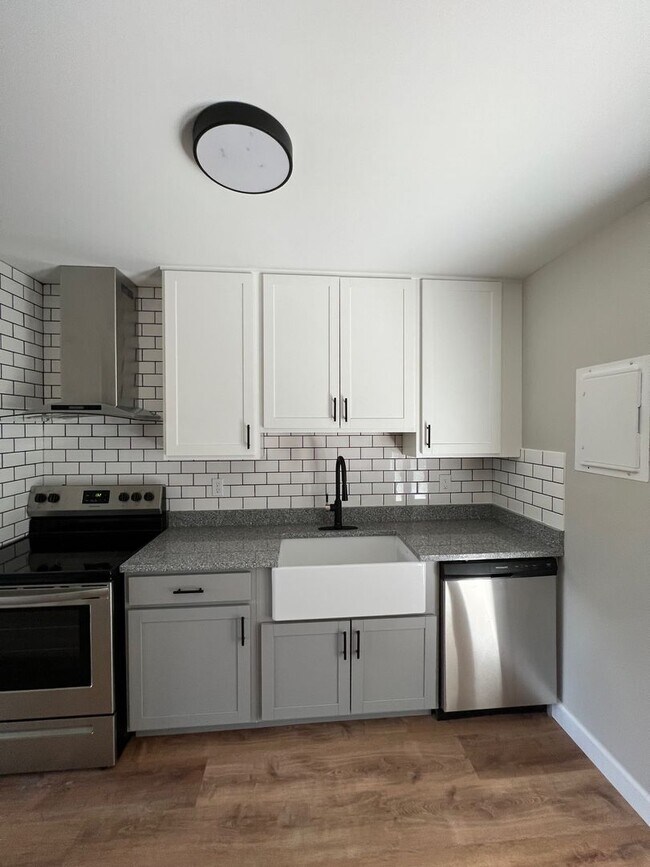 Building Photo - 2 Bedroom/1.5 Bath Townhouse Kingsport TN