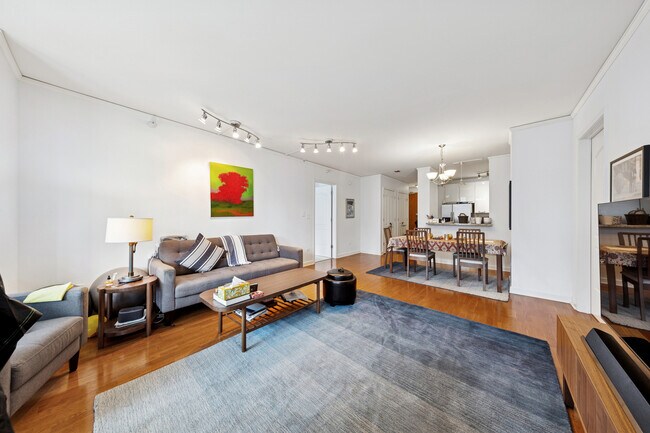 Building Photo - 420 E Waterside Dr