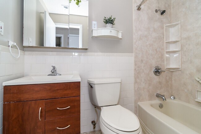 Building Photo - 3 Hickory Ln