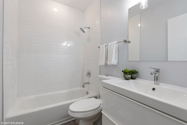 Building Photo - 1240 W Cottage Pl