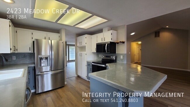 Building Photo - 2423 Meadow Creek Dr