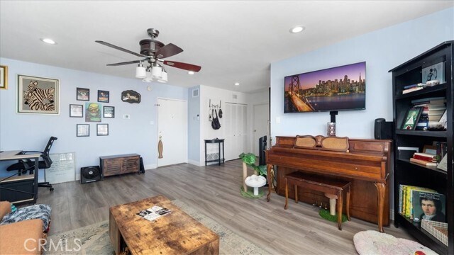 Building Photo - 400 N Acacia Ave