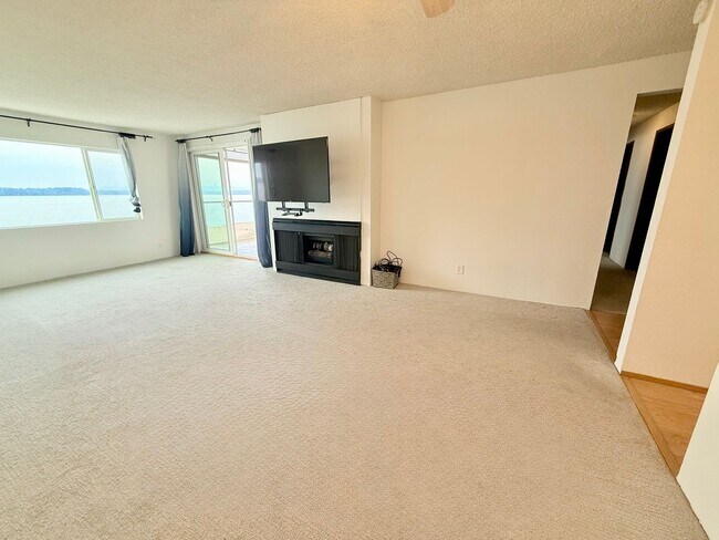 Building Photo - West Seattle Waterfront Condominium ~ West Beach Condominium