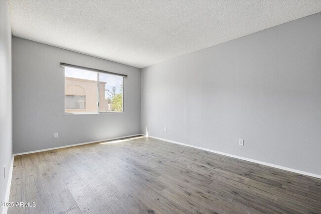 Building Photo - GORGEOUS Updated 2 bedroom Condo in Old To...