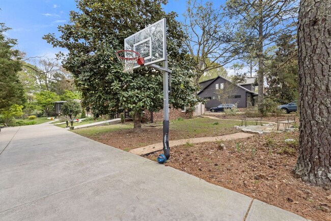 Building Photo - 500 Oak Ave