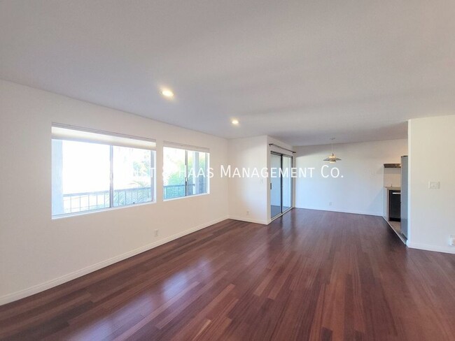 Building Photo - Stunning Downtown Long Beach Condo Across ...