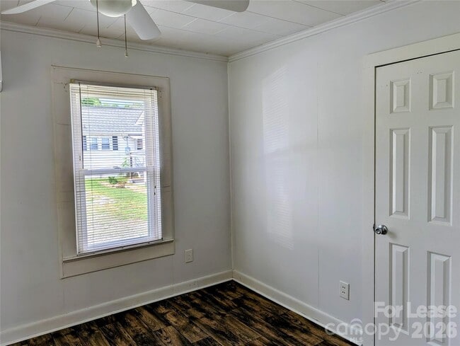 Building Photo - 829 Bristol Dr