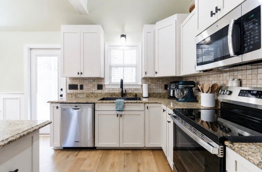 Building Photo - 901 Sugarberry Dr