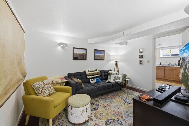 Building Photo - Cozy 1-Bed 1-Bath Basement Apartment blocks from CSU!