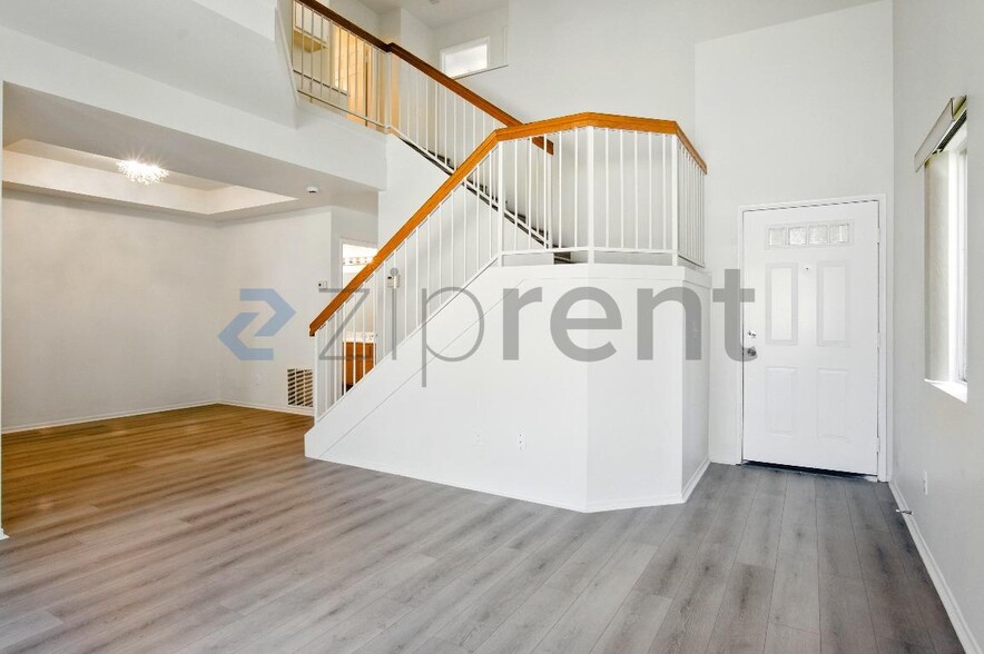Building Photo - Unit