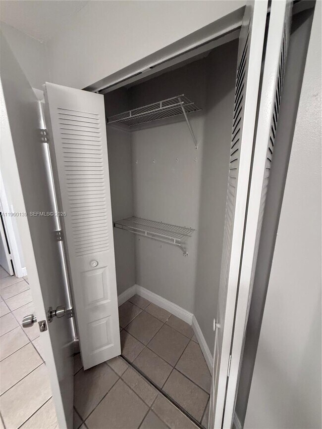 Building Photo - 1364 Cottonwood Cir