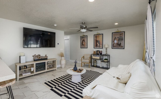 Building Photo - 2734 S Riverhead Dr