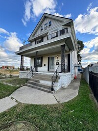 Building Photo - Norwood Duplex W/ Driveway Parking