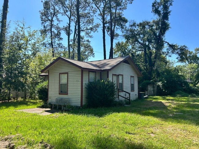 Primary Photo - Cute 2 Bedroom House Available