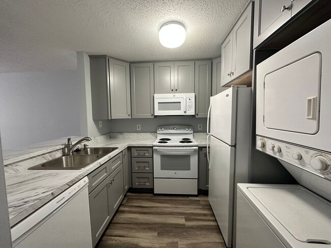 Building Photo - 2 bedroom condo in Williamsburg! Available September 2026