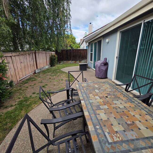 Building Photo - Clayton Single Story 3bd/2ba - Bright open living w/new flooring