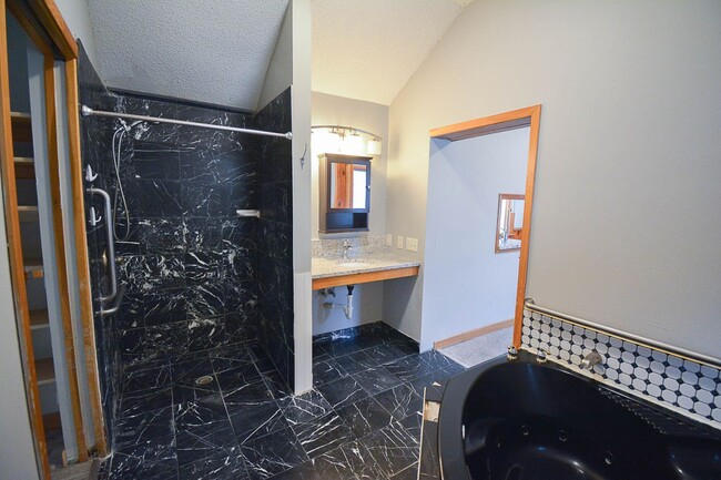 Building Photo - Rent Special!  2 Bed, 1 Bath Home Near Mayo Clinic