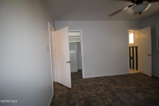 Building Photo - 317 Thunderbird Dr