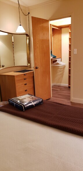 Walk-in closet - 1470 Creekside Dr