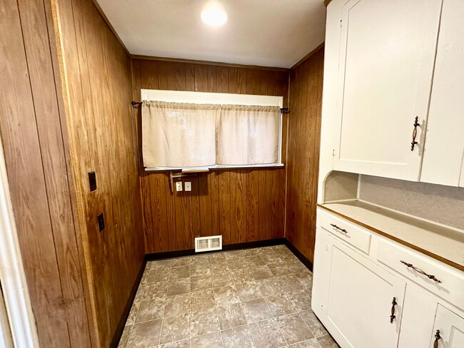 Building Photo - Charming 3 Bedroom Home Near Downtown Elle...