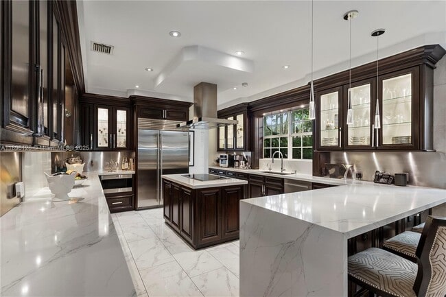 Building Photo - 5801 Pine Tree Dr