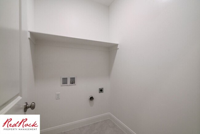 Building Photo - LIMITED TIME OFFER: 3 Bedroom, 2 Bath.  Fr...