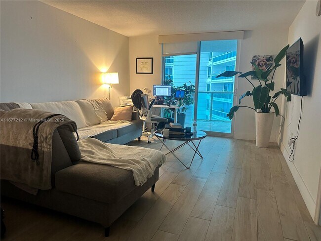 Building Photo - 2101 Brickell Ave