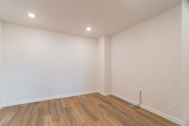 Building Photo - 11 Mariposa Wds Dr