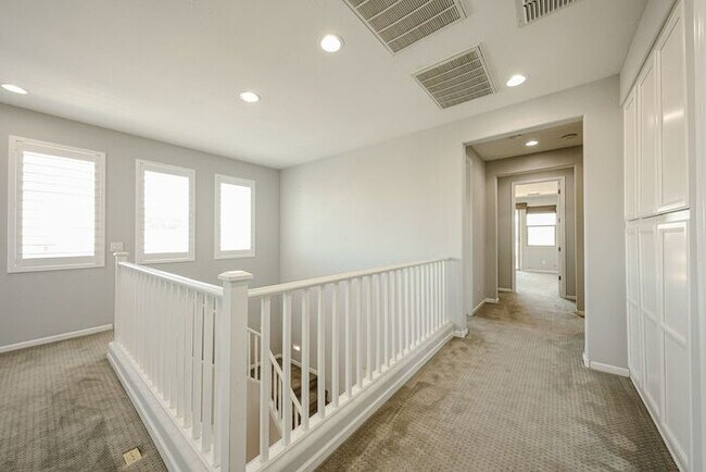 Building Photo - Beautiful 5bedrooms-2Baths Modern Style Home!