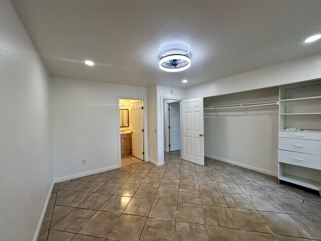 Building Photo - Available Now! 3 bed/ 2 bath condo