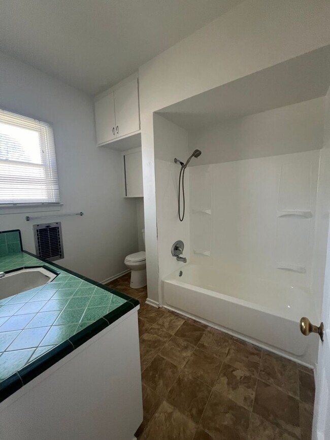 Building Photo - One bedroom apartment in downtown Riverside!