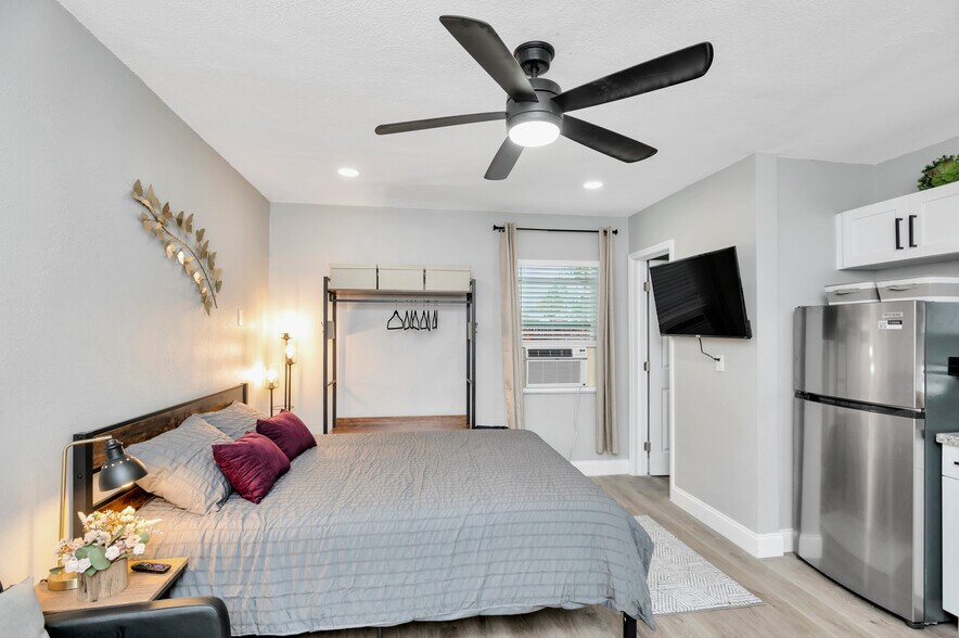 Building Photo - 401 S Mars Ave