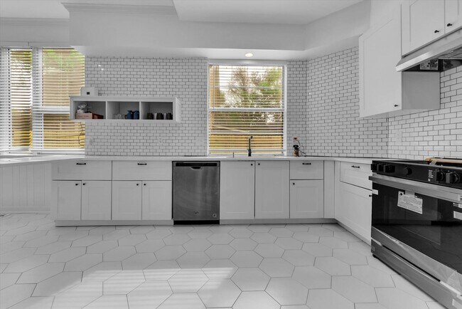 Building Photo - 2031 Central Ave