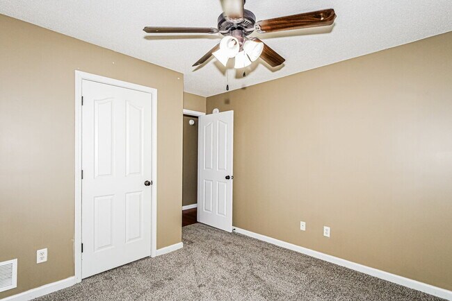 Building Photo - 8390 Pinnacle Dr