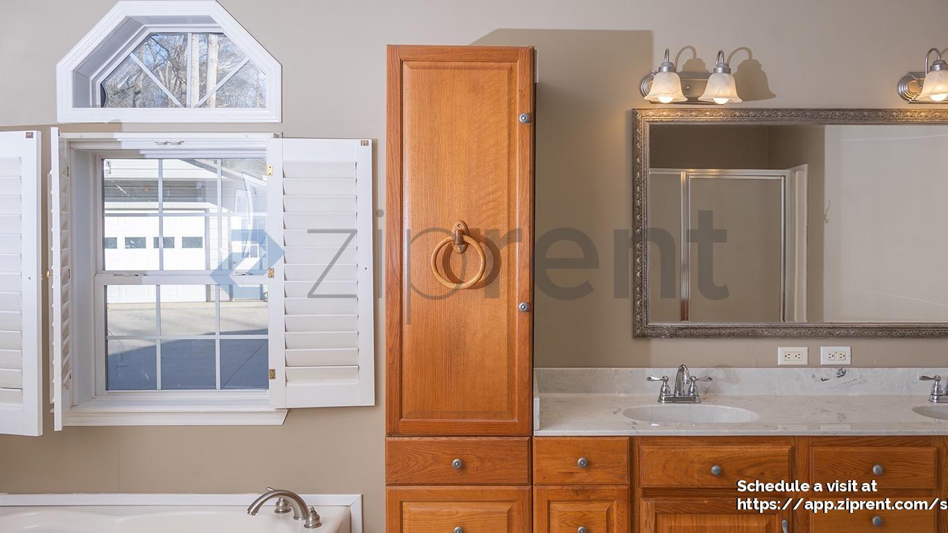 Building Photo - 1108 Lone Oak Rd