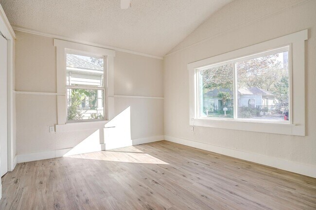 Building Photo - Newly Remodeled 2 Bed, 1 Bath Home near Hi...