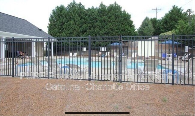 Building Photo - 6033 Queens Walk Ct