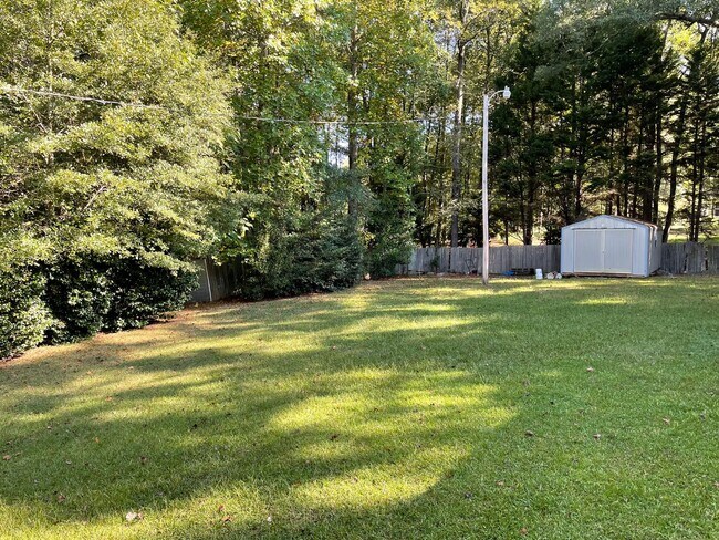 Building Photo - 1180 Robinhood Rd
