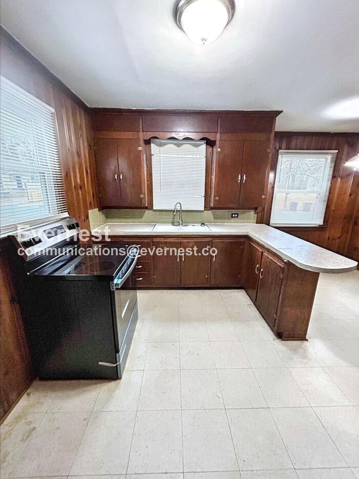 Building Photo - 1715 Longview Dr