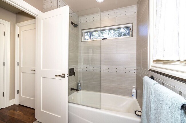 Building Photo - Conveniently Located, Fully Furnished 2 Bed/2 Bath Home Available To Nov!