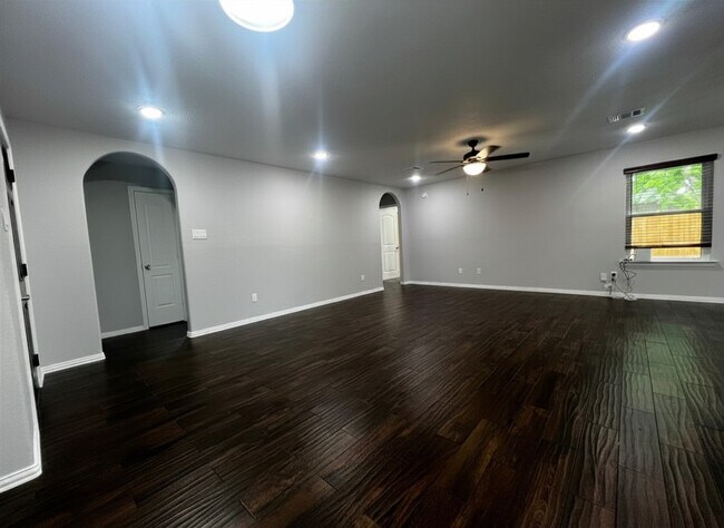 Building Photo - 25314 Laurel Green St