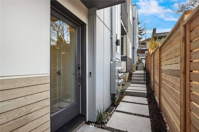 Building Photo - 2Bd/1.75Ba Seattle Townhouse