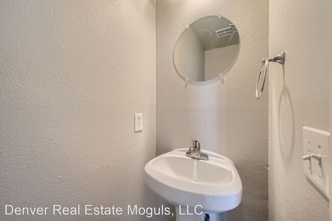 Building Photo - 2 br, 2.5 bath House - 9575 Coal Mine Ave  #A