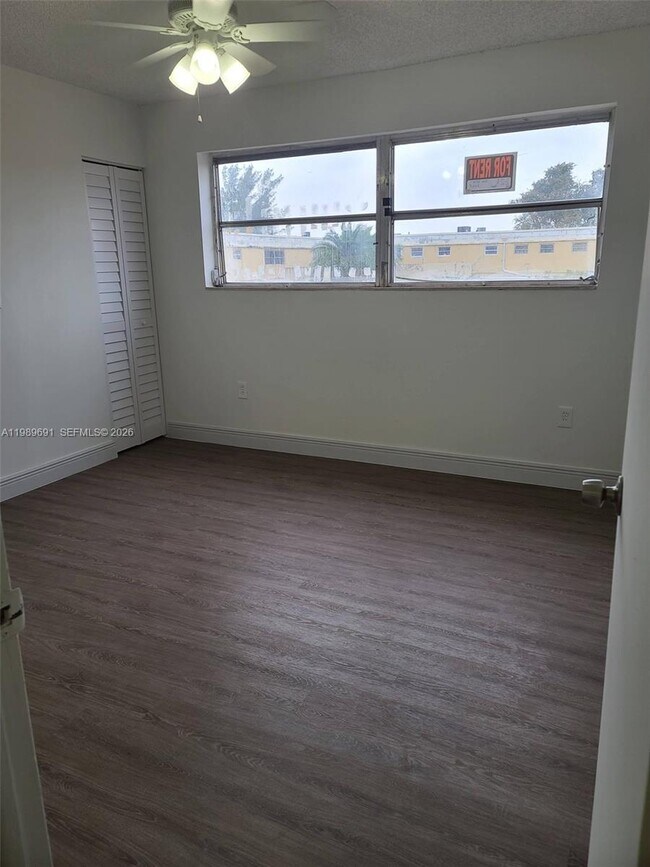 Building Photo - 9373 Fontainebleau Blvd