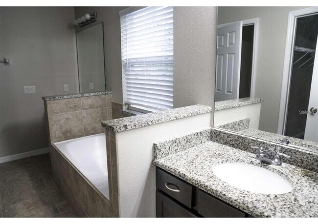 Building Photo - 4840 Poolside Dr